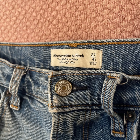 Abercrombie &Fitch ultra high rise 90s relaxed Jean size 27/4R - Picture 2 of 3